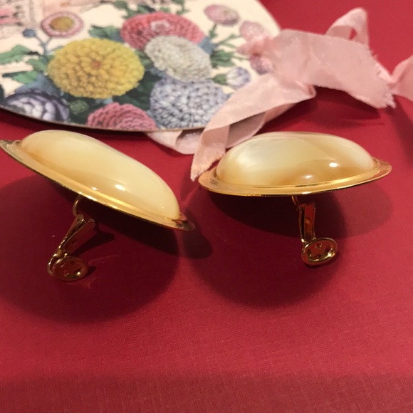 ♥️🎼Clip on earrings pearl tone in gold tone setting - Picture 7 of 8